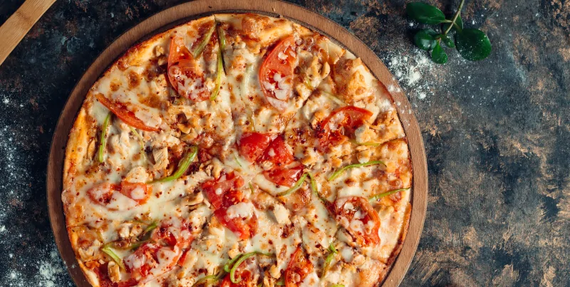 Deska do pieczenia pizzy – praktyczny gadżet czy zbędne akcesorium?