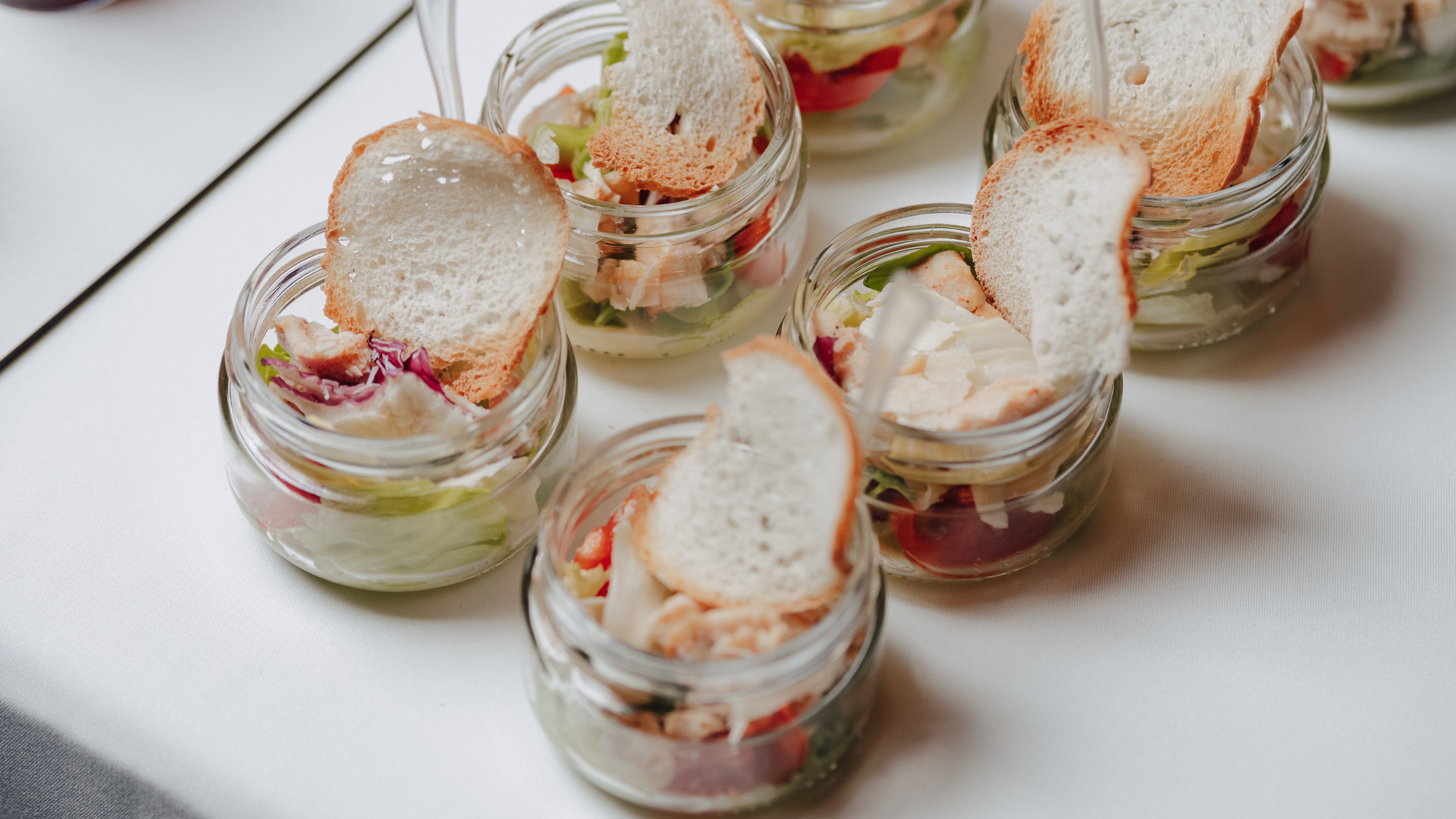Słoikowe Sałatki – Jak Je Przygotować i Przechowywać na Wynos?