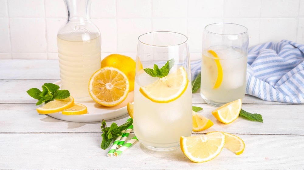 Domowe soki i lemoniady – jak stylowo je serwować latem?