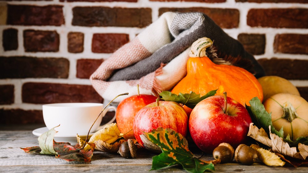 Jak Stworzyć Jesienny Klimat w Kuchni – Dodatki, Zapachy i Oświetlenie.