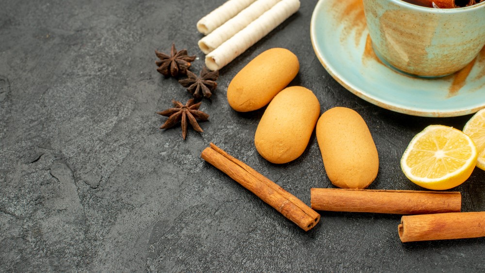 Cynamon, Imbir i Wanilia – Jak Przechowywać i Stosować Przyprawy Korzenne w Kuchni