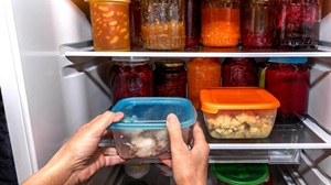 Lodówka pod kontrolą – jak zorganizować przestrzeń i uniknąć marnowania jedzenia?
